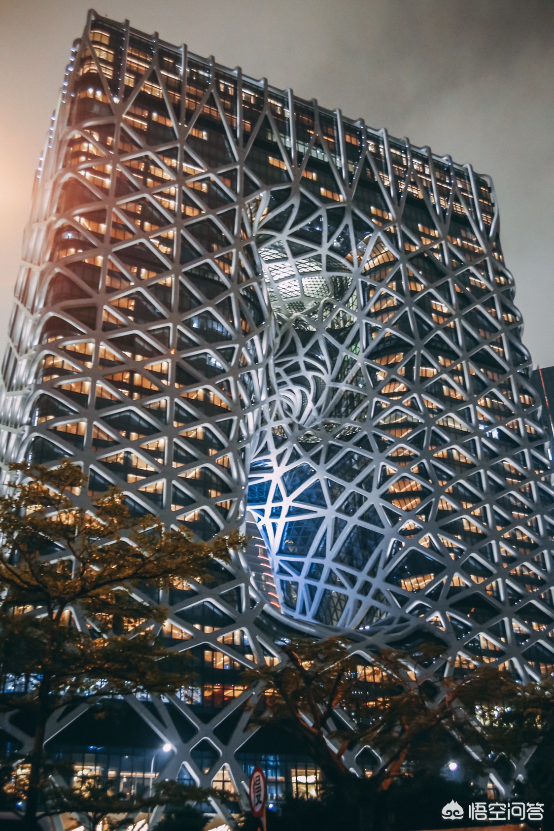 （端午节想到香港，澳门旅游，请问香港有哪些最美的夜景，澳门赌城美吗）